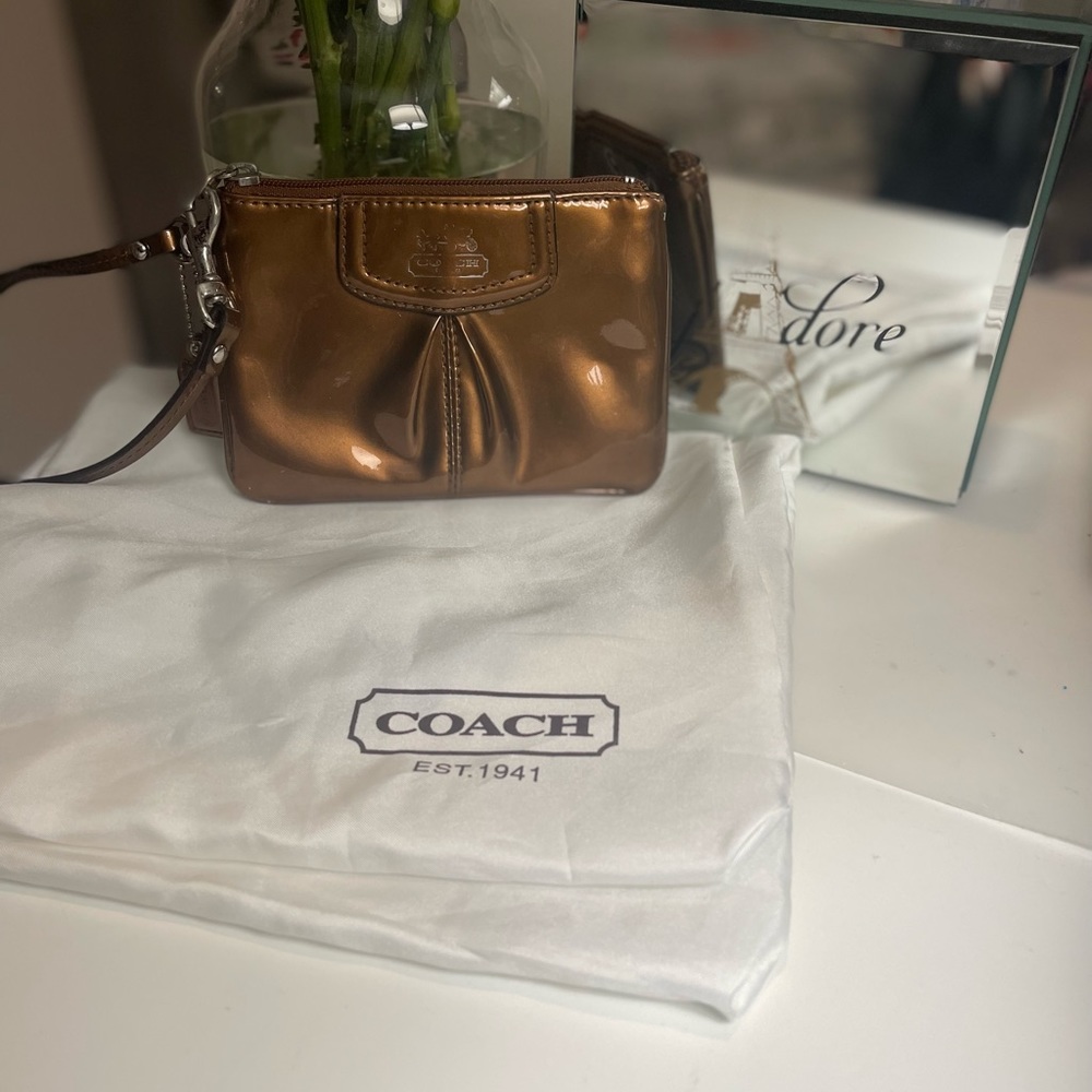COACH SHINY BROWN WRISTLET.